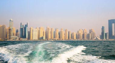 Dubai Marina plaj gökdelenleri, gün batımında tekneden manzara. Görünüm: Adres Otel ve Dubai Göz 
