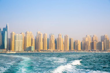 Dubai Marina plaj gökdelenleri, gün batımında tekneden manzara. Görünüm: Adres Otel ve Dubai Göz 