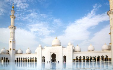 BAE, Abu Dabi - 22 Ağustos 2024: Şeyh Zayed Büyük Cami iç bahçesi gün batımında 