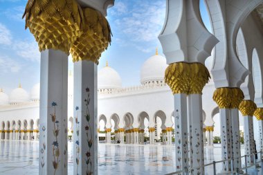 BAE, Abu Dabi - 22 Ağustos 2024: Şeyh Zayed Büyük Cami iç bahçesi gün batımında 