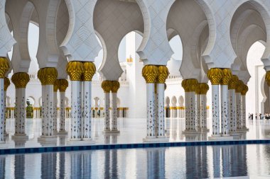 BAE, Abu Dabi - 22 Ağustos 2024: Şeyh Zayed Büyük Cami iç bahçesi gün batımında 