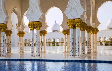 BAE, Abu Dabi - 22 Ağustos 2024: Şeyh Zayed Büyük Cami iç bahçesi gün batımında 