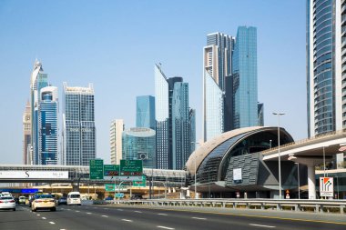 BAE, Dubai - 24 Ağustos 2024: İkonik gökdelenleri ve metro istasyonu olan Şeyh Zayed yolu