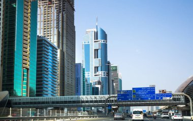 BAE, Dubai - 24 Ağustos 2024: İkonik gökdelenleri ve metro istasyonu olan Şeyh Zayed yolu