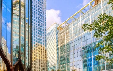 Londra, Canary Wharf, gün batımında. Eden limanı ve finansal gökdelenler