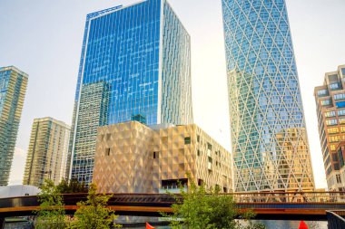 Londra, Canary Wharf, gün batımında. Eden limanı ve finansal gökdelenler