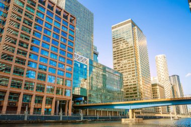  Londra, İngiltere - 14 Haziran 2025: DLR hafif demiryolu köprüsü gün batımında. Kanarya İskelesi