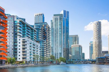 Londra, İngiltere - 14 Haziran 2025: Millwall iç iskelesi Canary Wharf 'ın yanında, gün batımında yerleşim yeri gökdelenleri manzaralı 