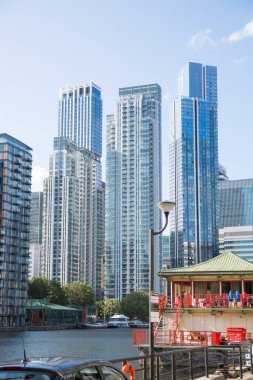 Londra, İngiltere - 14 Haziran 2025: Millwall iç iskelesi Canary Wharf 'ın yanında, gün batımında yerleşim yeri gökdelenleri manzaralı 