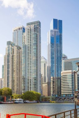 Londra, İngiltere - 14 Haziran 2025: Millwall iç iskelesi Canary Wharf 'ın yanında, gün batımında yerleşim yeri gökdelenleri manzaralı 