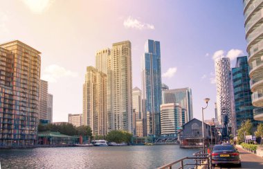 Londra, İngiltere - 14 Haziran 2025: Millwall iç iskelesi Canary Wharf 'ın yanında, gün batımında yerleşim yeri gökdelenleri manzaralı 