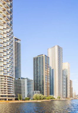  Londra, İngiltere - 14 Haziran 2025: Canary Wharf manzaralı güney rıhtımı gün batımında. Ofis gökdelenleri ve konut kuleleri 