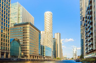  Londra, İngiltere - 14 Haziran 2025: Canary Wharf manzaralı güney rıhtımı gün batımında. Ofis gökdelenleri ve konut kuleleri 