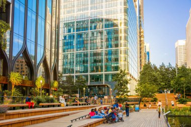 Londra, İngiltere - 14 Haziran 2025: Gün batımında Eden rıhtımında yüzen bahçe uzun çalışma gününden sonra dinlenen insanlarla 