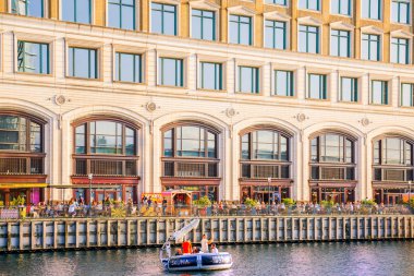 Londra, İngiltere - 14 Haziran 2025: Canary Wharf 'ta gün batımında North Dock manzarası. Rıhtımda dinlenen ve eğlenen insanlar 