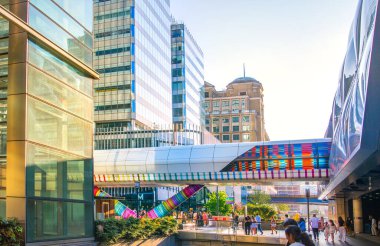 Londra, İngiltere - 14 Haziran 2025: Kanada Kulesi ile Canary Wharf arasındaki yaya geçidi. 