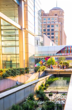 Londra, İngiltere - 14 Haziran 2025: Kanada Kulesi ile Canary Wharf arasındaki yaya geçidi. 