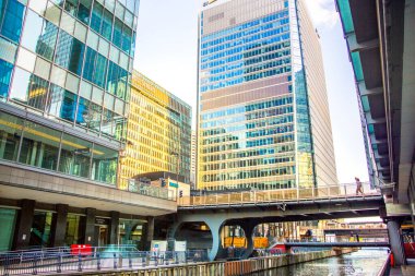 Londra, İngiltere - 14 Haziran 2025: Canary Wharf 'taki State Street binası gün batımında. 