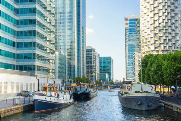  Londra, İngiltere - 14 Haziran 2025: Günbatımında Canary Wharf, Güney rıhtımında yelkenli tekne 