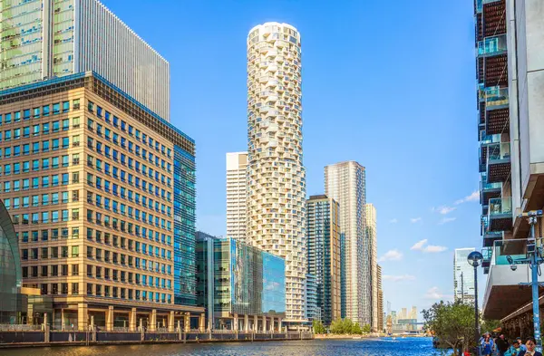  Londra, İngiltere - 14 Haziran 2025: Canary Wharf manzaralı güney rıhtımı gün batımında. Ofis gökdelenleri ve konut kuleleri 