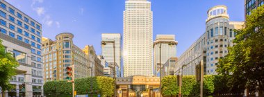 Gün batımında Kanarya Rıhtımı gökdelenlerinin güzel manzarası, Londra