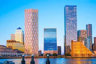Canary Wharf işi ve bankacılık alanı Thames nehrinden panoramik manzara gün batımında altın saatlerde.