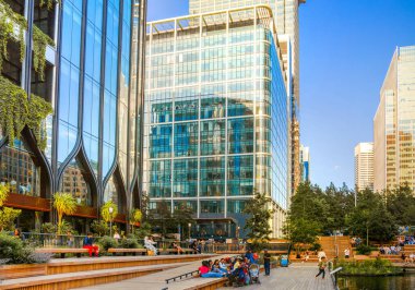 Londra, İngiltere - 14 Haziran 2025: Gün batımında Eden rıhtımında yüzen bahçe uzun çalışma gününden sonra dinlenen insanlarla 