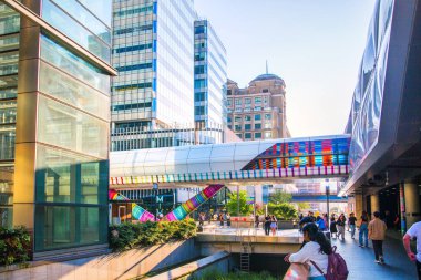 Londra, İngiltere - 14 Haziran 2025: Kanada Kulesi ile Canary Wharf arasındaki yaya geçidi. 