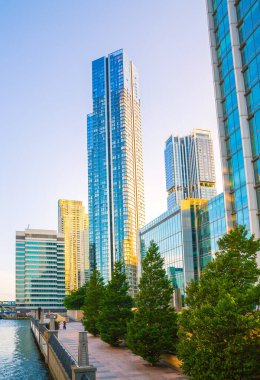 Londra, İngiltere - 14 Haziran 2025: Günbatımında South Dock 'taki yerleşim yerleri, Canary Wharf.