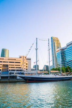 Londra, İngiltere - 14 Haziran 2025: Günbatımında South Dock 'taki yerleşim yerleri, Canary Wharf.
