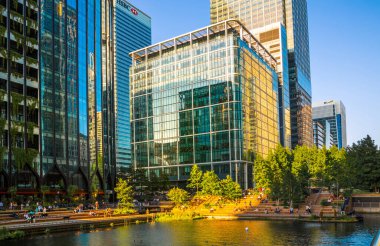 Londra, İngiltere - 14 Haziran 2025: Gün batımında Eden rıhtımında yüzen bahçe uzun çalışma gününden sonra dinlenen insanlarla 