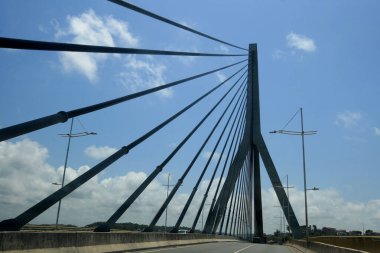 İlheus, Bahia, Brezilya - 7 Ekim 2022: Jorge Amado köprüsünün manzarası - Ilheus şehrinde kablo destekli yapı.