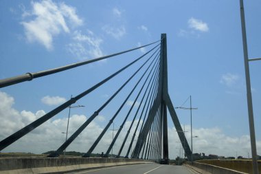 İlheus, Bahia, Brezilya - 7 Ekim 2022: Jorge Amado köprüsünün manzarası - Ilheus şehrinde kablo destekli yapı.