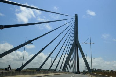 İlheus, Bahia, Brezilya - 7 Ekim 2022: Jorge Amado köprüsünün manzarası - Ilheus şehrinde kablo destekli yapı.