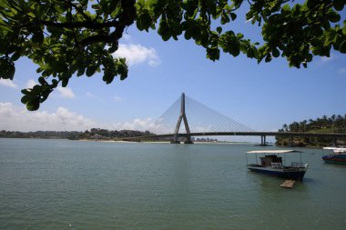 İlheus, Bahia, Brezilya - 7 Ekim 2022: Jorge Amado köprüsünün manzarası - Ilheus şehrinde kablo destekli yapı.