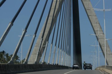 İlheus, Bahia, Brezilya - 7 Ekim 2022: Jorge Amado köprüsünün manzarası - Ilheus şehrinde kablo destekli yapı.