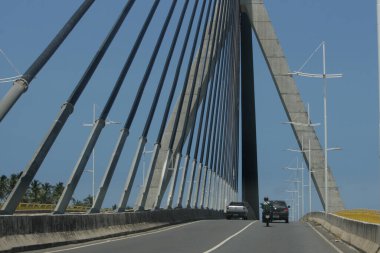 İlheus, Bahia, Brezilya - 7 Ekim 2022: Jorge Amado köprüsünün manzarası - Ilheus şehrinde kablo destekli yapı.