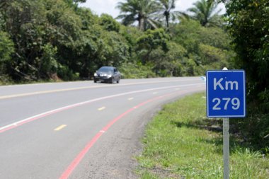 İlheus, Bahia, Brezilya - 7 Ekim 2022: Güney Bahia 'daki Ilheus ve Itacare şehirleri arasında eyalet otoyolu boyunca seyahat eden araçların görüntüsü.