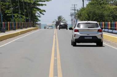 İlheus, Bahia, Brezilya - 7 Ekim 2022: Güney Bahia 'daki Ilheus ve Itacare şehirleri arasında eyalet otoyolu boyunca seyahat eden araçların görüntüsü.