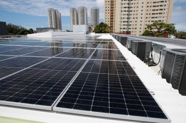 Salvador, Bahia, Brezilya - 21 Ekim 2022: Salvador şehrinde bir devlet okulunun çatısına güneş panelleri kurulumu.