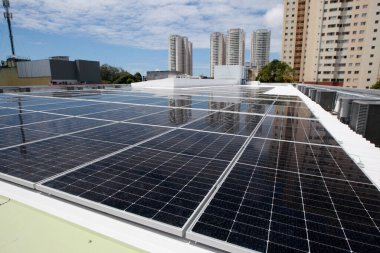 Salvador, Bahia, Brezilya - 21 Ekim 2022: Salvador şehrinde bir devlet okulunun çatısına güneş panelleri kurulumu.