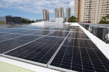 Salvador, Bahia, Brezilya - 21 Ekim 2022: Salvador şehrinde bir devlet okulunun çatısına güneş panelleri kurulumu.