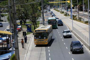 Salvador, Bahia, Brezilya - 3 Ekim 2022: Salvador 'daki BRT taşıma sisteminin araçlarının geçişi için özel bir şeridin yanındaki toplu taşıma otobüsü.