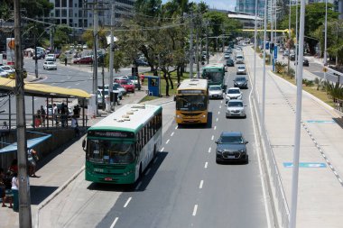 Salvador, Bahia, Brezilya - 3 Ekim 2022: Salvador 'daki BRT taşıma sisteminin araçlarının geçişi için özel bir şeridin yanındaki toplu taşıma otobüsü.