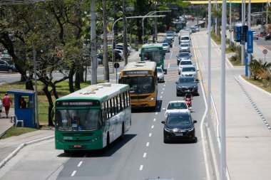 Salvador, Bahia, Brezilya - 3 Ekim 2022: Salvador 'daki BRT taşıma sisteminin araçlarının geçişi için özel bir şeridin yanındaki toplu taşıma otobüsü.