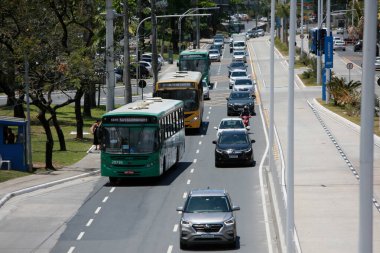 Salvador, Bahia, Brezilya - 3 Ekim 2022: Salvador 'daki BRT taşıma sisteminin araçlarının geçişi için özel bir şeridin yanındaki toplu taşıma otobüsü.