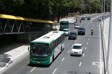 Salvador, Bahia, Brezilya - 3 Ekim 2022: Salvador 'daki BRT taşıma sisteminin araçlarının geçişi için özel bir şeridin yanındaki toplu taşıma otobüsü.