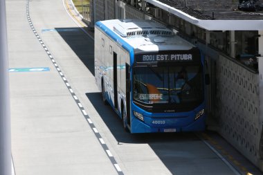 Salvador, Bahia, Brezilya - 3 Ekim 2022: Salvador şehrindeki BRT taşıma sisteminin araç transferi için özel şerit görüntüsü.
