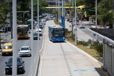 Salvador, Bahia, Brezilya - 3 Ekim 2022: Salvador şehrindeki BRT taşıma sisteminin araç transferi için özel şerit görüntüsü.
