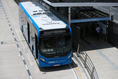 Salvador, Bahia, Brezilya - 3 Ekim 2022: Salvador şehrindeki BRT taşıma sisteminin araç transferi için özel şerit görüntüsü.